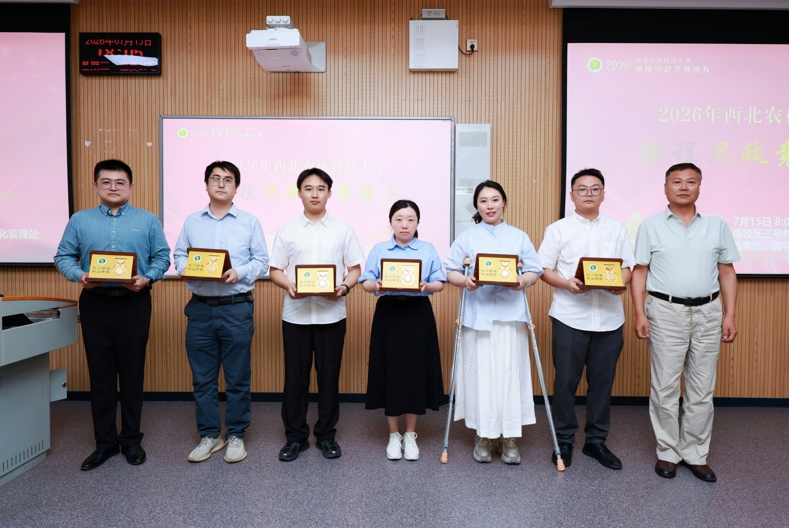 课程思政教学骨干颁奖(1).jpg