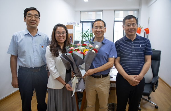 走访慰问经管学院班主任董春柳_副本.jpg