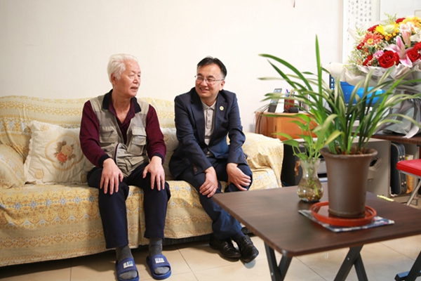 5看望慰问王乃信教授_副本_副本.jpg