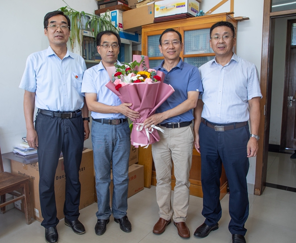 走访慰问机电学院班主任李群卓_副本.jpg