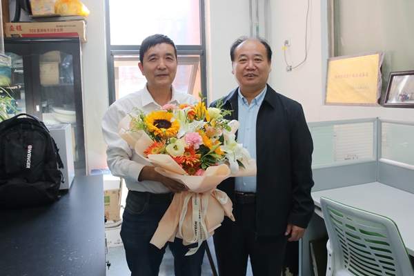 03陈玉林看望慰问资环学院李会科研究员.jpg