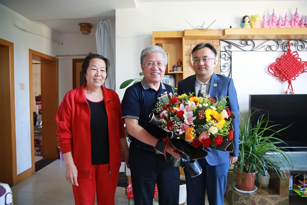 2看望慰问退休教师苏印泉教授_副本.jpg