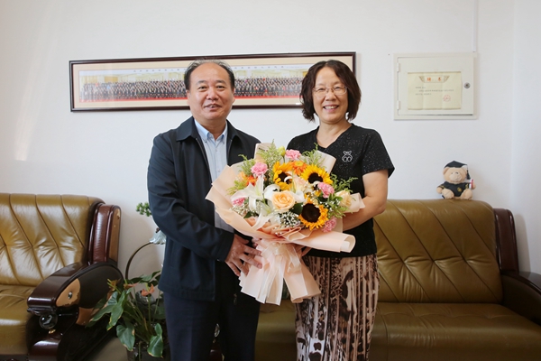 01陈玉林看望慰问植保学院黄丽丽教授.jpg