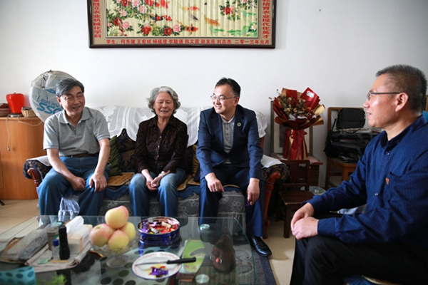4看望慰问杨青教授_副本_副本.jpg