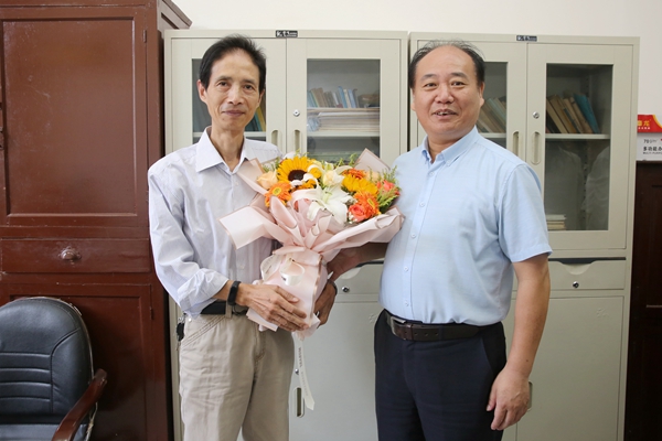 04陈玉林看望慰问水建学院丁利民副研究员.jpg
