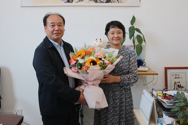 02陈玉林看望慰问植保学院孙丽英教授.jpg