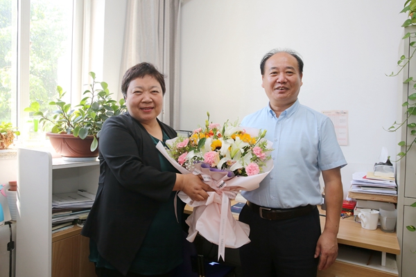 05陈玉林看望慰问人文学院苏燕平副教授.jpg