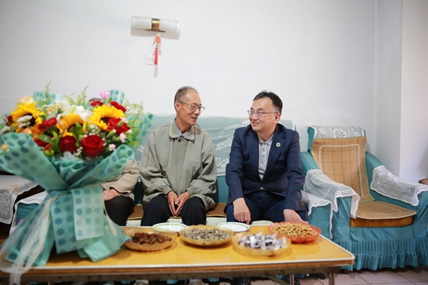 1看望慰问退休教师刘铭汤教授_副本.jpg